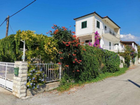Three-Bedroom Apartment in Vinisce I